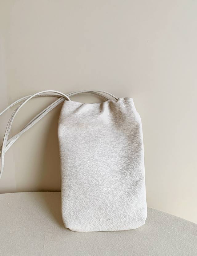 小巧精致的手机包真的是春夏首选吧，A等级的胎牛面料，肤感细腻，水染羊皮的内里，容量也蛮Ok能装手机钥匙，太爱这种轻装出行的感觉啦！