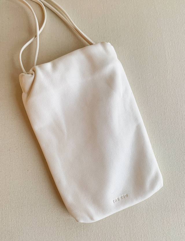 小巧精致的手机包真的是春夏首选吧，高等级混种羊皮，肤感细腻，内里和面皮一致，容量也蛮Ok能装手机钥匙，太爱这种轻装出行的感觉啦！