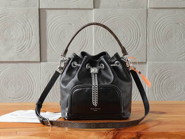 P 163C01动态芯片 顶级原单、加强版No Way 手袋出自 Lv Vibe 系列，为羊皮革融入莹泽金属件，以摩登摇滚型格焕新经典 Noé 手袋元素。Lv