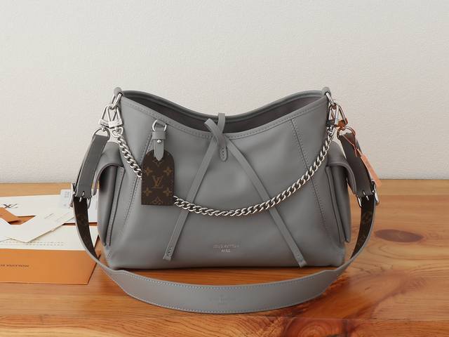 P 变码芯片版顶级原单、加强版 Carryall Cargo 小号手袋为柔滑羊皮革浸染 秋冬系列的崭新色彩,与当季造型相得益彰。皮革系结和耀目金属件标注考究细节 P 变码芯片版顶级原单、加强版 Carryall Cargo 小号手袋为柔滑羊皮革浸染 秋冬系列的崭新色彩,与当季造型相得益彰。皮革系结和耀目金属件标注考究细节