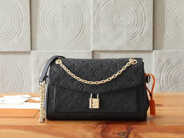 P 163C01动态芯片 顶级原单、加强版Anytime Flap Bag 手袋取材 Monogram Empreinte 皮革，延续 Anytime Shop