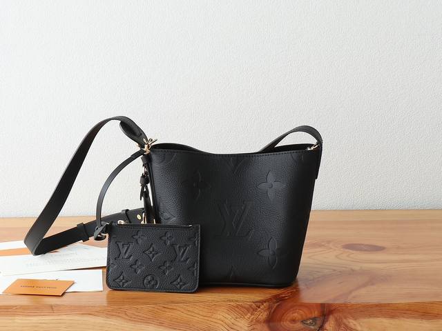 P 163C01动态芯片 顶级原单、加强版All In Bb 手袋将摩登设计理念融于优雅轮廓与充裕空间之中。Monogram Empreinte 皮革匠心塑造简