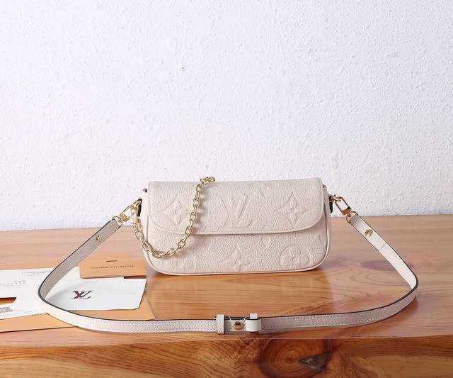 P 顶级原单、加强版本款 Wallet On Chain Ivy 手袋为 Monogram Empreinte 粒面皮革压印大号 Monogram 图案，塑造柔