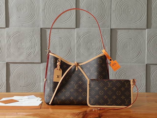 P 163C01动态芯片 顶级原单、加强版Carryall 小号手袋取材 Monogram 帆布和皮革饰边，成就都市生活的贴身伴侣。充裕构型设有齐整内层，大号内