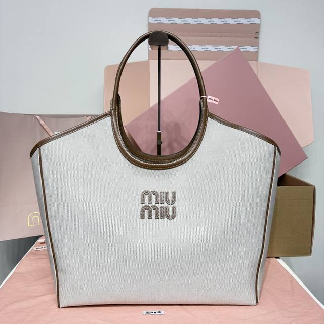 尺寸太大只配礼袋 特级五金原厂皮 Lvy皮革托特包～帆布 上乘的皮革为色彩增添了添度，并赋予这款托特包经典永恒的魅力。同色系皮革字母徽标增添别具一格的经典格调。