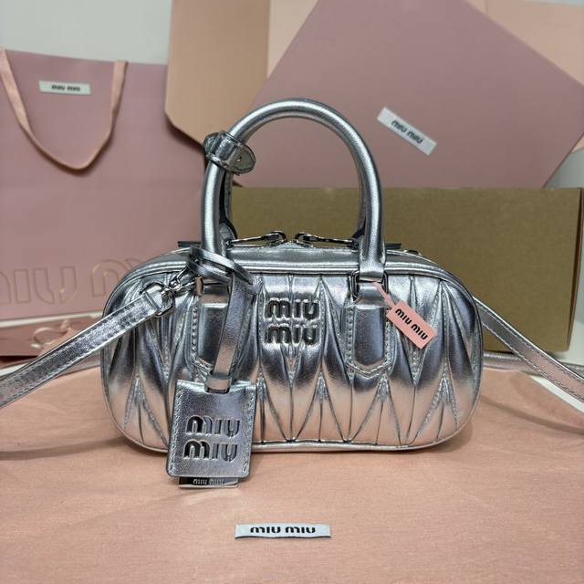 940 5B 特级五金原厂皮 Arcadie Matelasse羊皮革迷你 19Cm 保龄球手提包 斜挎包～银色羊皮 这款手提包采用Matelasse工艺，立体