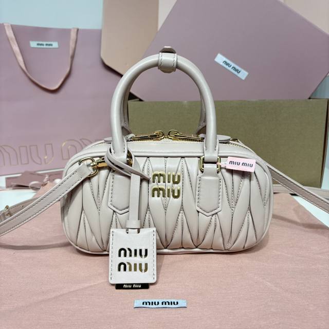 940 5B 特级五金原厂皮 Arcadie Matelasse羊皮革迷你 19Cm 保龄球手提包 斜挎包~裸粉羊皮 这款手提包采用Matelasse工艺,立体 940 5B 特级五金原厂皮 Arcadie Matelasse羊皮革迷你 19Cm 保龄球手提包 斜挎包~裸粉羊皮 这款手提包采用Matelasse工艺,立体