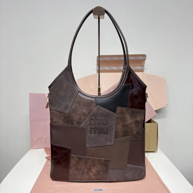 5Bg231,石楠色拼皮Miu家新款伊势丹限定托特包,重手工制作,多种皮质拼接而成,大胆创新的设计完美诠释了 Miu不拘一格,潇洒随意包容的人生态度,今年绝对爆 5Bg231,石楠色拼皮Miu家新款伊势丹限定托特包,重手工制作,多种皮质拼接而成,大胆创新的设计完美诠释了 Miu不拘一格,潇洒随意包容的人生态度,今年绝对爆