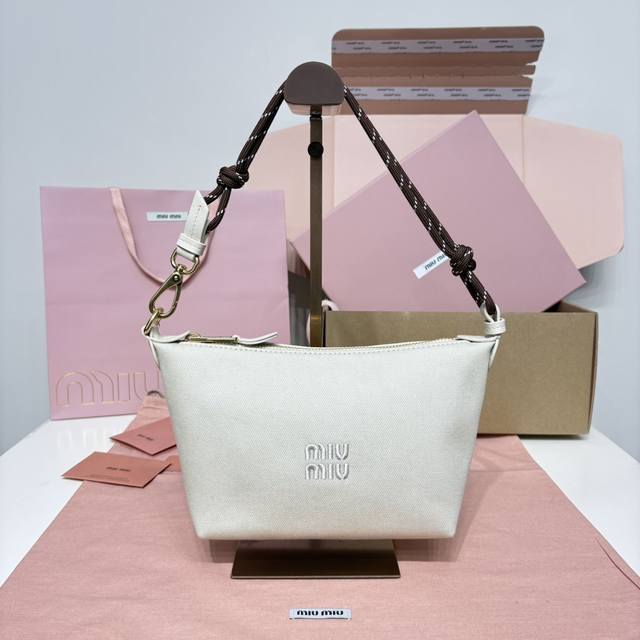 Miu新品帆布饭盒包 帆布白 采用斜纹防水帆布面料，质感高级又实用，正面标志性刺绣微标，独特彩色编织手腕带，绝对性价比之王，可手拎可腋下背，还可以根据个人喜好自