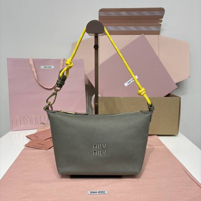 Miu新品帆布饭盒包 帆布绿 采用斜纹防水帆布面料，质感高级又实用，正面标志性刺绣微标，独特彩色编织手腕带，绝对性价比之王，可手拎可腋下背，还可以根据个人喜好自