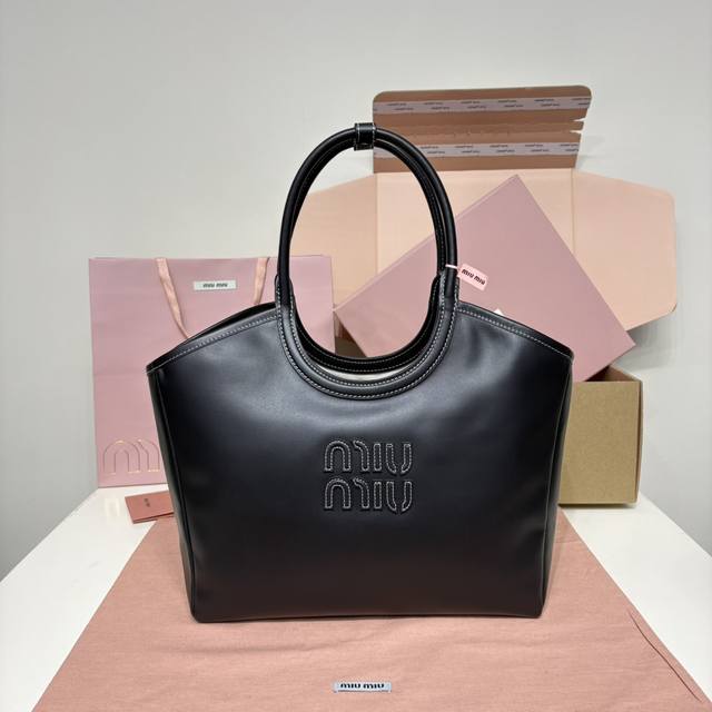 中号黑色现货 Miuhobo 托特腋下包！系列限定款，这款设计得能让更多美眉轻松驾驭 Effor 的时髦感，包包自重也很轻长度不会压个子，深深种草 真的让人动啊