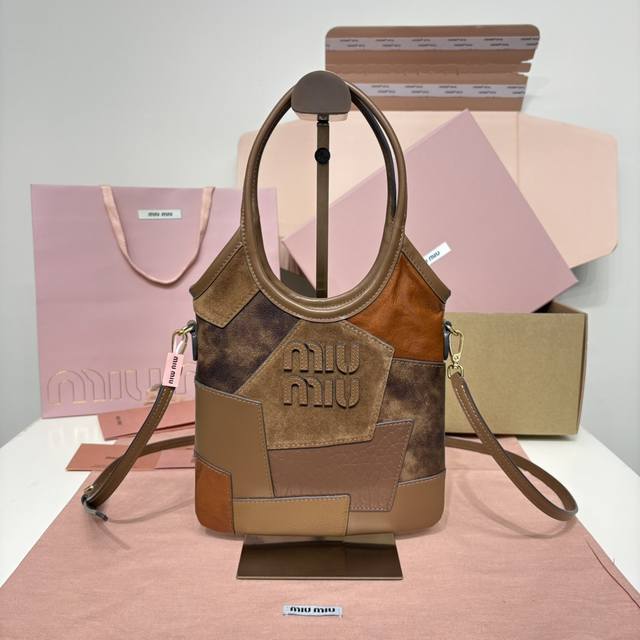 棕色拼皮 5Ba281，Miu家新品迷你托特包，新尺寸小巧可爱适配度高，时髦别致又百搭，细节精致考究，经典浮雕字母徽标增添别具一格的格调与辨识度，延续 Miu复