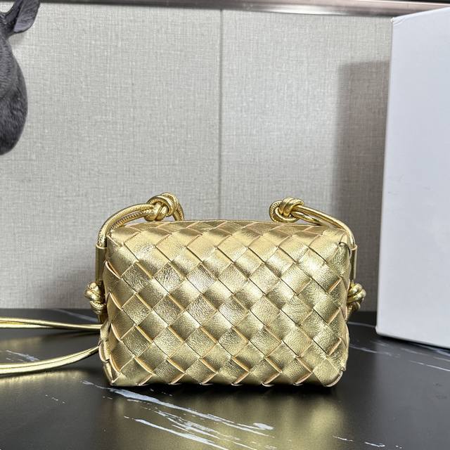 型号:6009 Loop编织小方包 19Cm Bv呢现有的款式都偏时髦风 大部分略微有点难驾驭 所以我就看中了它! 这只小方包和云朵包的小号有些相似 不过!它比 型号:6009 Loop编织小方包 19Cm Bv呢现有的款式都偏时髦风 大部分略微有点难驾驭 所以我就看中了它! 这只小方包和云朵包的小号有些相似 不过!它比