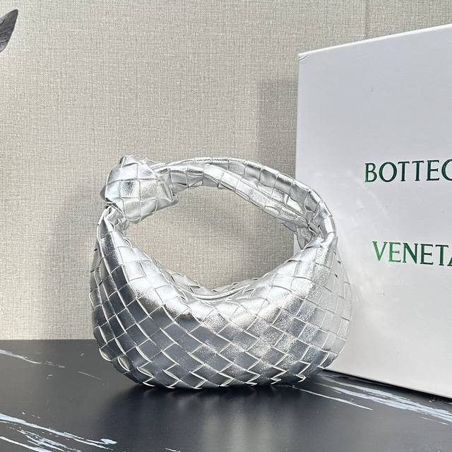 型号：44053 Bv Jodie Mini 银色 包型从方形变成了圆形 原本已经够可爱的啦，现在变得更加萌 还有拉牌多了三角形△的镂空设计 注意了，都是细节都