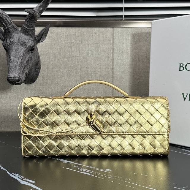 型号:63078 Bv Andiamo Slouch手拿包 金色 这个系列是一只比一只火啊 大家对这只手包的需求量一直居高不减 在手包届可以说是独树一帜的存在 型号:63078 Bv Andiamo Slouch手拿包 金色 这个系列是一只比一只火啊 大家对这只手包的需求量一直居高不减 在手包届可以说是独树一帜的存在