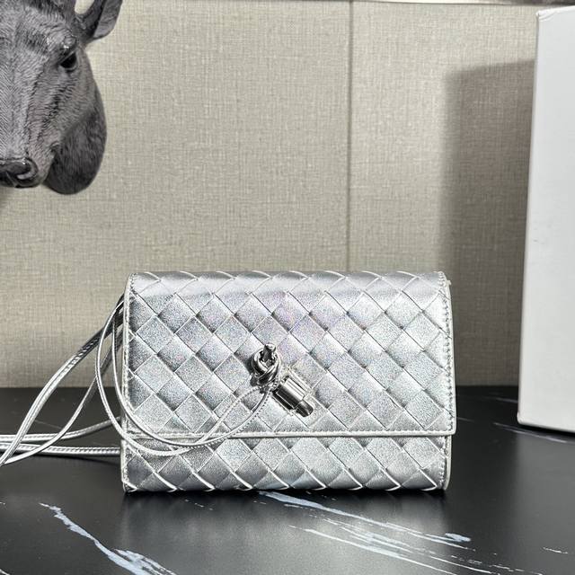 型号：6052 Bv Andiamo 家族又来新成员啦～Andiamo Pouch 小版的Mini造型非常可爱！ 整个包型采用了Lntrecciato 编织工艺