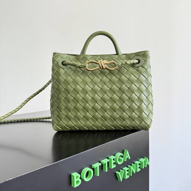 款号：743568 Bv的 新款Andiamo出货啦真的实火Bottega Veneta 本季推出的新款Andiamo编织手袋真的是火遍全球！！海内外明星纷纷上