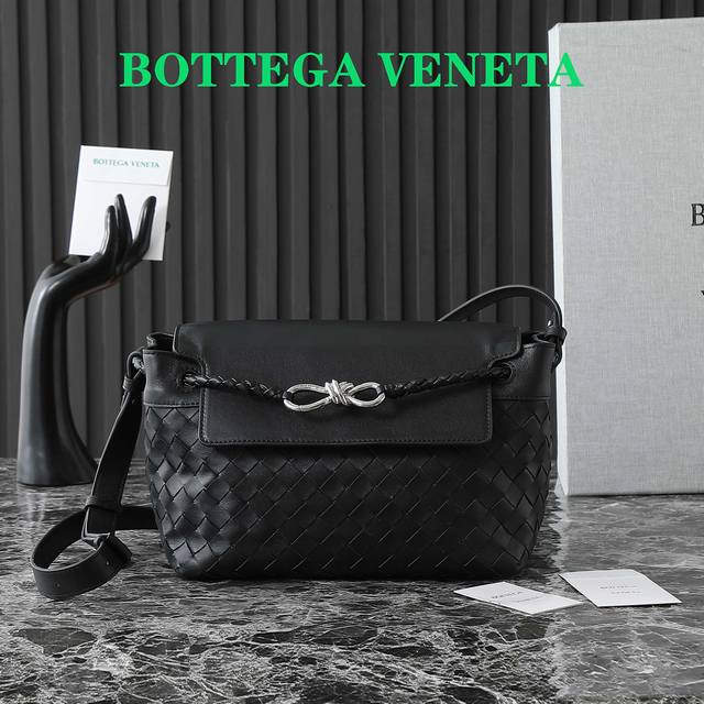 款号：815781 Bv不一樣的Andiamo，新尺寸太讚了～ Bv Andiamo Messenger小號牛皮包，真的兼具時尚與實用性，男女同款都可以用哦～