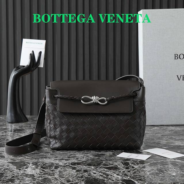 Bv不一樣的Andiamo，新尺寸太讚了～ 款号：815781 Bv Andiamo Messenger小號牛皮包，真的兼具時尚與實用性，男女同款都可以用哦～