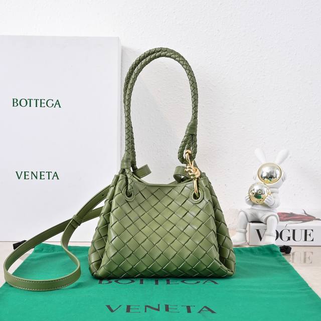 款号:6569 Bv家上新啦!Andiamo结合葆蝶家档案室款Parachute手袋传承复古元素,融合现代风潮 北京之夜舒淇同款,经典包款的延续,集合手拎,肩背 款号:6569 Bv家上新啦!Andiamo结合葆蝶家档案室款Parachute手袋传承复古元素,融合现代风潮 北京之夜舒淇同款,经典包款的延续,集合手拎,肩背