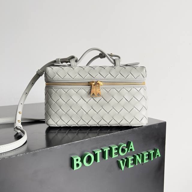 款号:789109,Bottega Veneta 24春夏编织拉链斜挎包 一款可以做化妆包的斜挎包包,精致的编织,小巧的包身,是即将到来的夏天必不可少的穿搭点缀 款号:789109,Bottega Veneta 24春夏编织拉链斜挎包 一款可以做化妆包的斜挎包包,精致的编织,小巧的包身,是即将到来的夏天必不可少的穿搭点缀