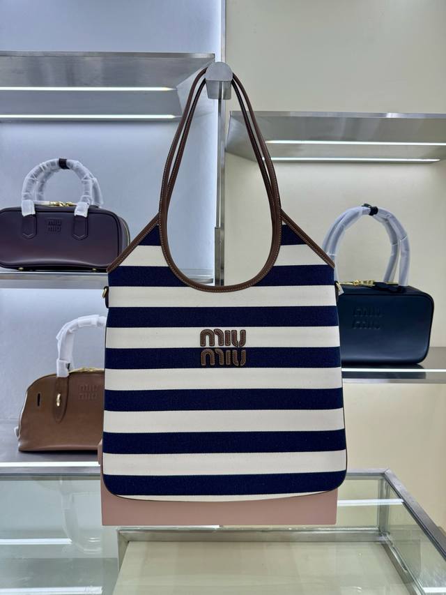 型号：30879B 蓝色彩条纹托特包 最新的彩色条纹帆布托特包来喽！复古五金配小牛皮，超有调调，长手柄设计可单肩可手提，随意切换，简单又轻便，无论上班还是出游，