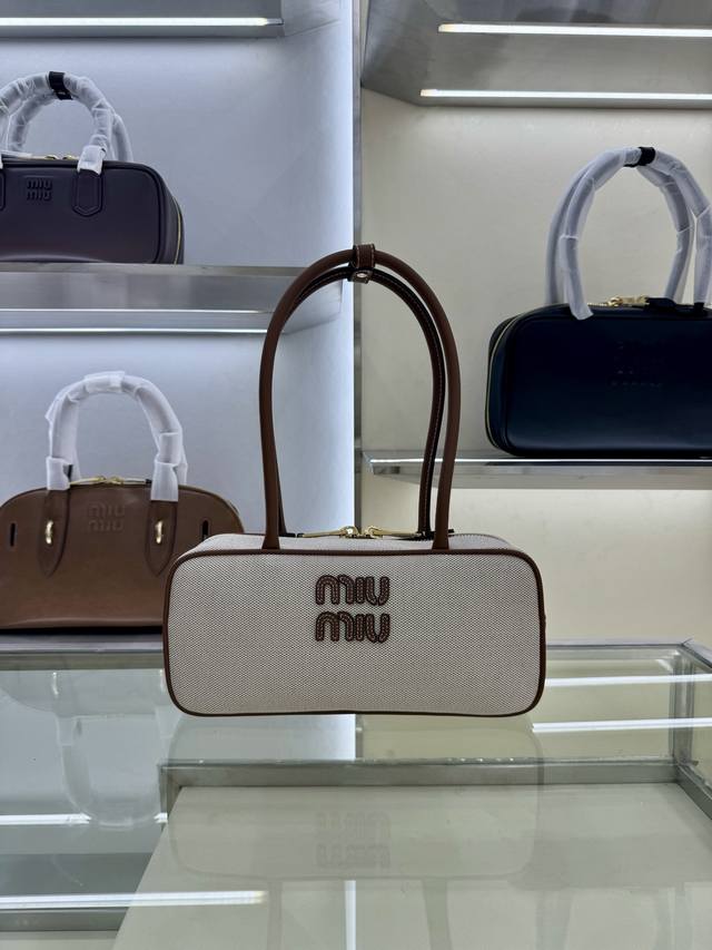 型号:5Bb173 Mi* Mi* Beau帆布中号 柔韧帆布之上,搭配哑光牛皮革镶边,刚柔并济的材质对话诠释Miumiu式矛盾美学 做旧金属件与同色系烫金Lo 型号:5Bb173 Mi* Mi* Beau帆布中号 柔韧帆布之上,搭配哑光牛皮革镶边,刚柔并济的材质对话诠释Miumiu式矛盾美学 做旧金属件与同色系烫金Lo