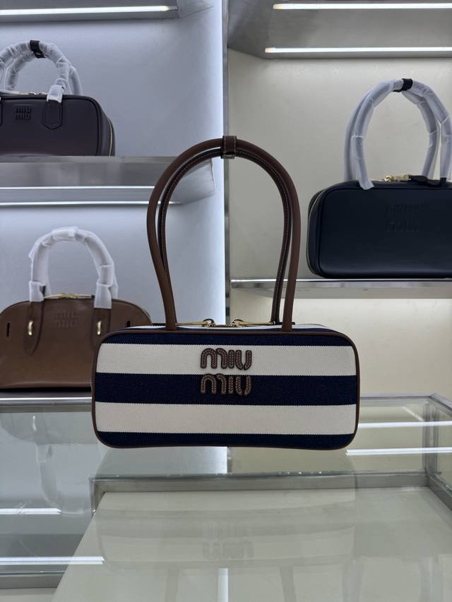 型号：5Bb173 Mi* Mi* Beau帆布中号 海军蓝与象牙白条纹跃然于柔韧帆布之上，搭配哑光牛皮革镶边，刚柔并济的材质对话诠释Miumiu式矛盾美学 做