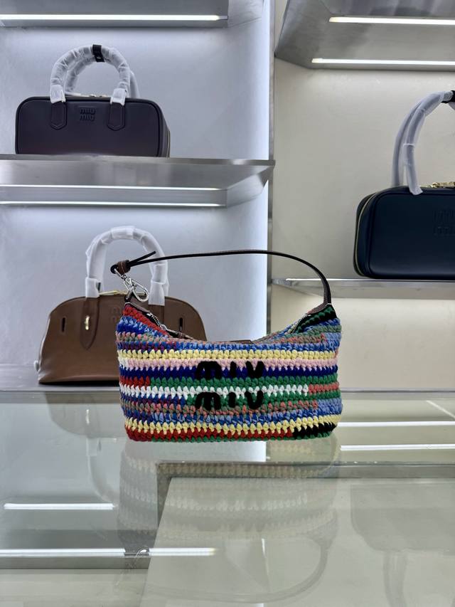型号：5Ne841，彩虹编织饭盒包，超重工纯手工制作，采用多种材质编织手工钩织，非市面单一材质版本，正面标志性 Miu刺绣，棉布内里，超轻，容量大，怎么搭都好看