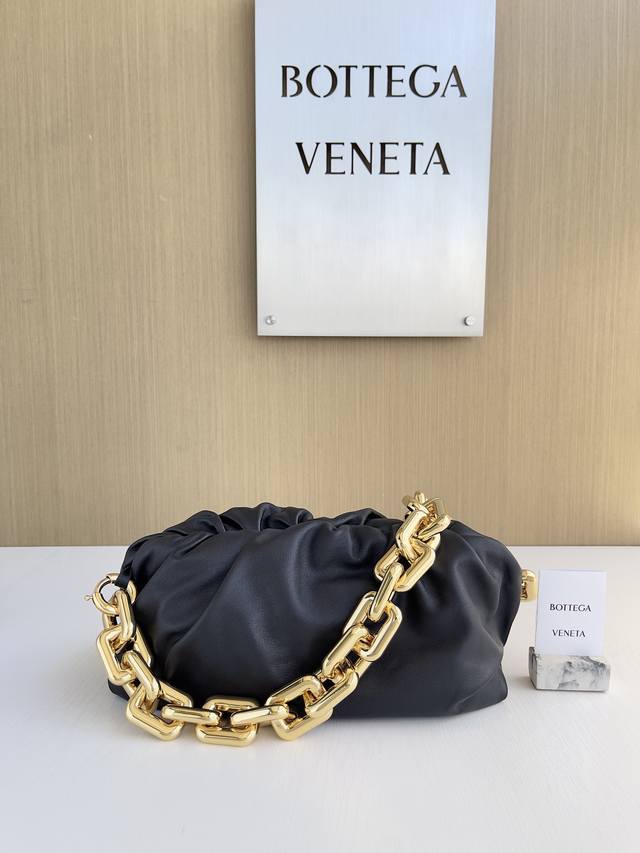 型号：6 0 时尚界最火的Bv铁链云朵包 已经成为时髦精们的必备单品啦～各大明星各路时尚博主纷纷背上它出席在各大时装秀现场， 谁能抵抗这个大金链的魅力呢！ 闪闪