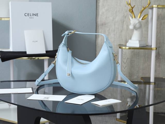 款号：119599 特级品质 全钢五金 新品上线 Ce新款Lulu包 这次Ce新出的Lulu包真的绝了一眼就被这个月牙包击中，高级感直接拉满 包身是标志性通体印