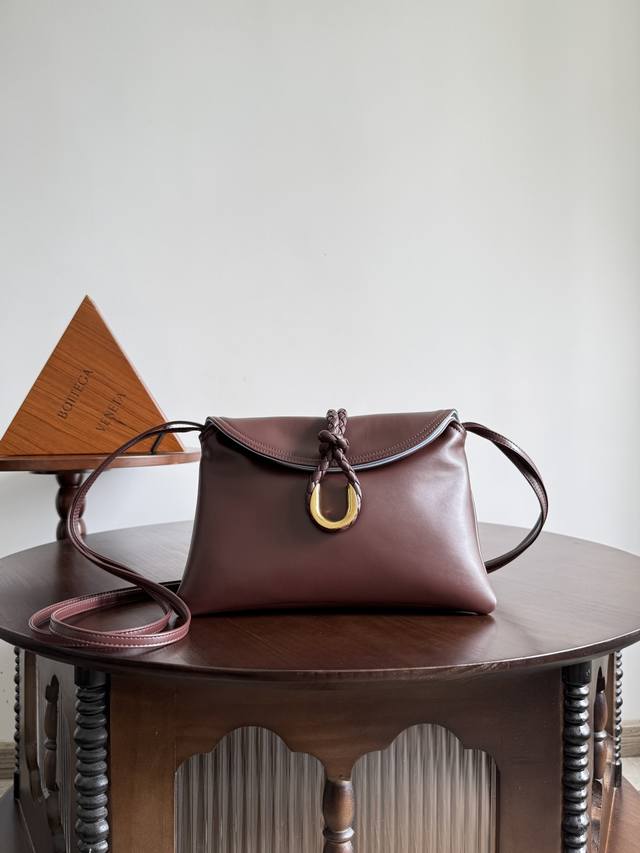 款号：806030 小号 Bottega Veneta新款Winter Liberta，光滑小牛皮翻盖斜挎包，亦可做手拿包。Liberta在意大利文中是自由的意