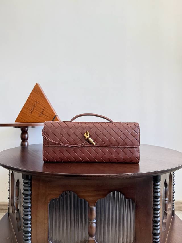 款号：741511 Bottega Veneta 一眼就爱上的Andiamo 全新设计 进口原厂羊皮材质 触感细腻 高级精致 又被狠狠种草～“包”真能治百病，