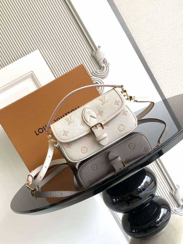 特级 动态芯片 本款 手袋以同色美学重绎经典 图案，并为皮革包身融入耀目金属件与可拆卸肩带及手柄。紧凑构型轻松容纳卡夹和化妆品等日常所需。 型号： M13642