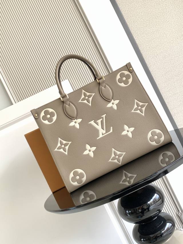 特级 动态芯片 本款 中号托特包为柔软粒面牛皮革先后印染和压印 图案，以恰宜尺寸成就日常出行佳选。充裕空间可容纳笔记本电脑等办公用品，长短手柄便于手提或肩 型号