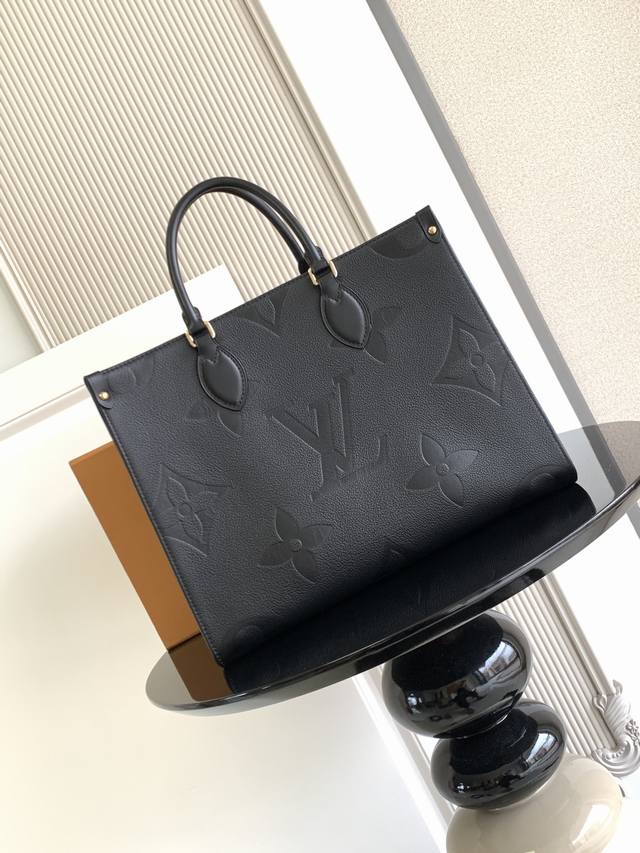 特级 动态芯片 本款 中号托特包为柔软粒面牛皮革先后印染和压印 图案，以恰宜尺寸成就日常出行佳选。充裕空间可容纳笔记本电脑等办公用品，长短手柄便于手提或肩 型号