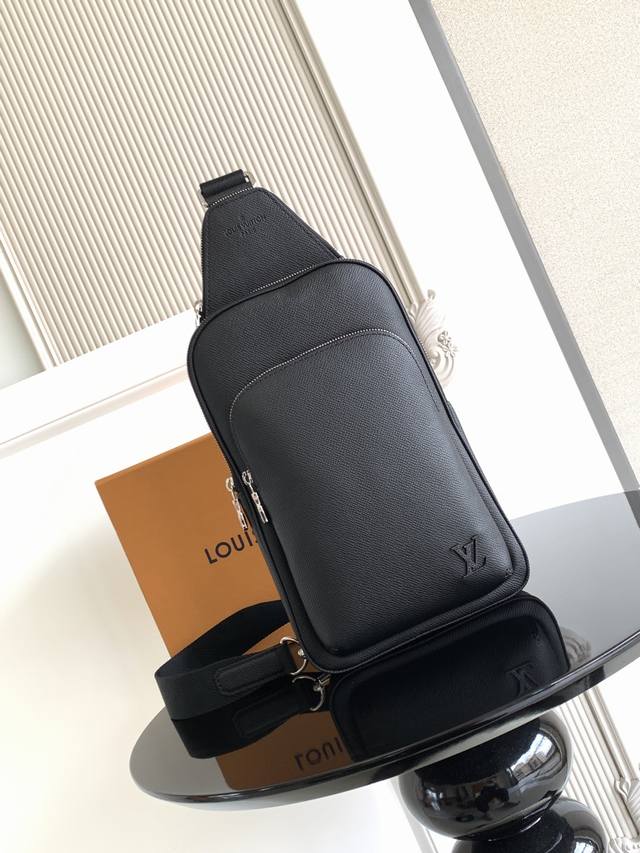 特级 动态芯片 本款 单肩包取材 牛皮革，顶部配有小号拉链袋，重绎路易威登的经典设计。可调节肩带轻松切换左右背携，帆布肩带和内衬传递可持续理念。 型号： M30