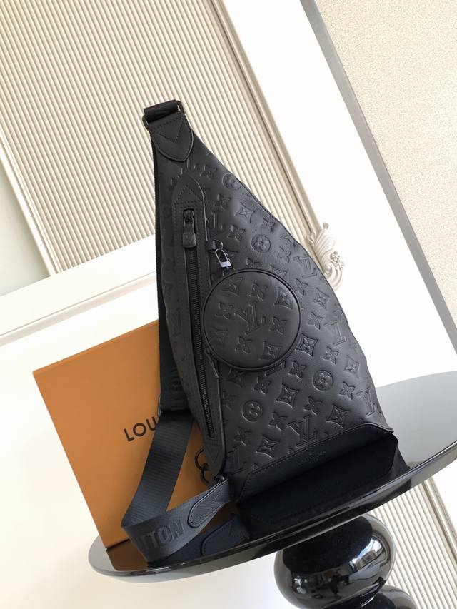 特级 动态芯片 本款 单肩包以柔软牛皮革塑造贴身构型，成就传统双肩包之外的实用之选。拉链侧袋可收纳智能手机，可拆卸收纳包方便取放物品，可调节提花织物肩带实现左右