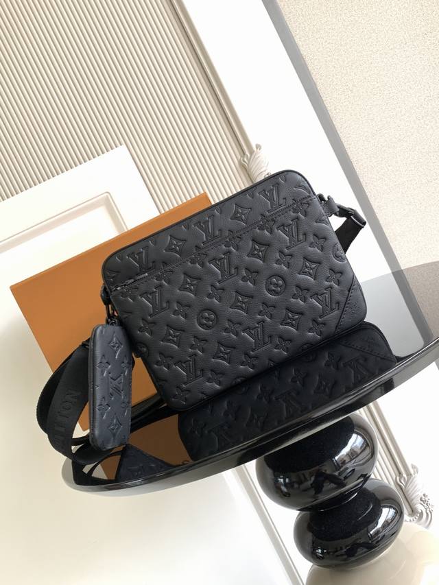 特级 163C01动态芯片 本款 邮差包取材 压纹牛皮革，以 图案烘托清新户外格调。零钱包和拉链前袋均可拆卸，与主袋共筑三合一设计。 型号： M46602 皮料