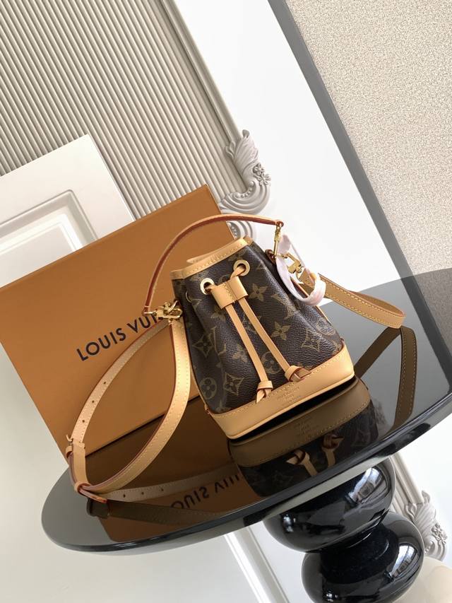 特级 163C01动态芯片 本款 é 手袋浓缩 年 é 手袋的经典构型，以 帆布和牛皮革饰边融合传统设计和当代功能。充裕空间可容纳钥匙、卡夹和手机等随行所需，手