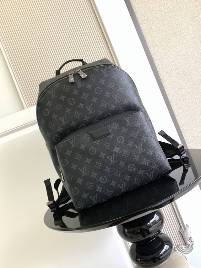 特级 动态芯片 此款 双肩包采用柔软的 涂层帆布面料，是风格与功能的结合。拥有一系列设计细节，如十分舒适的皮革肩带以及采用磁吸扣合设计的正面口袋 型号： M43