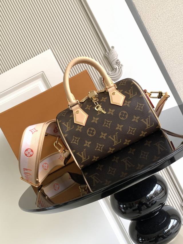 特级 动态芯片 本款 è 手袋向品牌经典旅行袋汲取灵感，为 帆布勾勒牛皮革饰边，搭配辊压皮革手柄和耀目挂锁。可拆卸肩带呈现路易威登标识，肩背斜挎随心切换。 型号