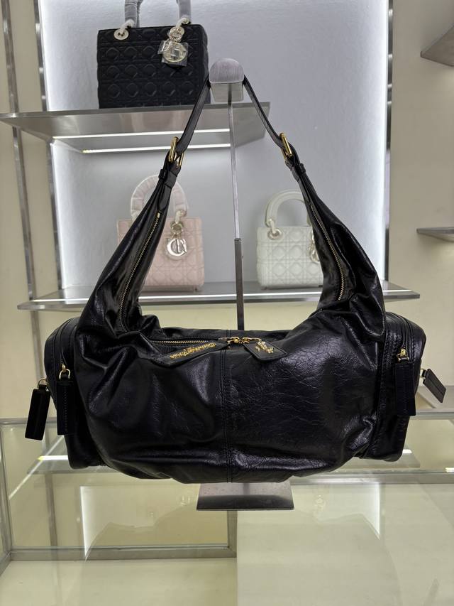 迪奥Dior1:1专柜正品顶级进口原厂牛皮油蜡皮单肩包,这款Grand Tour Multipocket 手袋是二零二五秋季成衣系列新品,时尚的设计融合实用功能 迪奥Dior1:1专柜正品顶级进口原厂牛皮油蜡皮单肩包,这款Grand Tour Multipocket 手袋是二零二五秋季成衣系列新品,时尚的设计融合实用功能