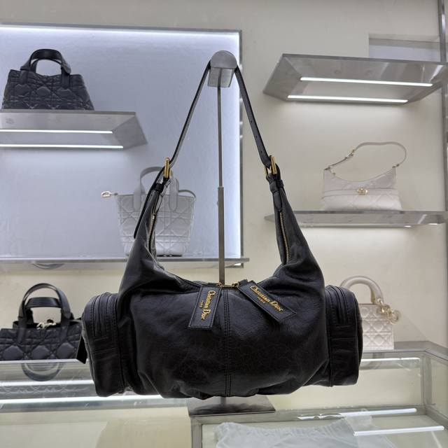 迪奥Dior1:1专柜正品顶级进口原厂牛皮油蜡皮单肩包,这款Grand Tour Multipocket 手袋是二零二五秋季成衣系列新品,时尚的设计融合实用功能 迪奥Dior1:1专柜正品顶级进口原厂牛皮油蜡皮单肩包,这款Grand Tour Multipocket 手袋是二零二五秋季成衣系列新品,时尚的设计融合实用功能