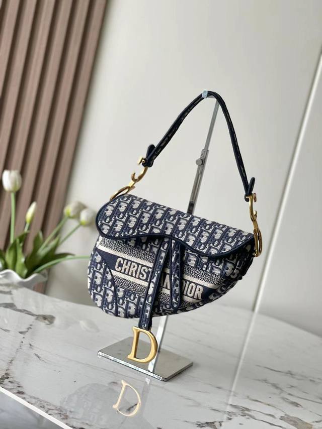 迪奥Dior1:1专柜正品顶级进口原厂刺马鞍包款号99503 专柜芯片版 对版原厂马鞍包 这款经典的马鞍包突显玛丽亚 嘉茜娅 蔻丽 Maria Grazia C 迪奥Dior1:1专柜正品顶级进口原厂刺马鞍包款号99503 专柜芯片版 对版原厂马鞍包 这款经典的马鞍包突显玛丽亚 嘉茜娅 蔻丽 Maria Grazia C