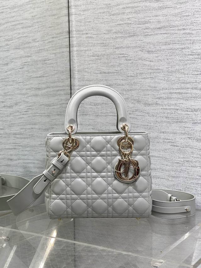 迪奥Dior1：1专柜正品顶级进口原厂羊皮戴妃包云雾灰现货 原厂皮配羊筋绒内里Lady戴妃四格系列，春夏最新颜色，小清新风格，搭配最新的字母肩带，更是加分，字母
