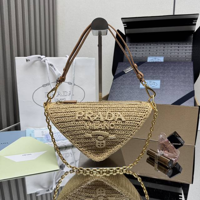 正品级 顶级原单 草编三角包1Bh190这款纯手工编织三角包设计太棒了立体手工编织字体，复杂手工显得格外大气 时尚，容量空间大，上身效果非常棒，回头率百分之百夏