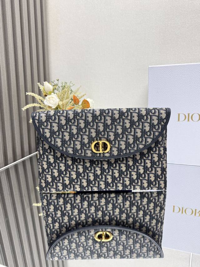 正品级 ,高版本 爆款到货 迪奥 新款 Dior 30 Montaigne Avenue 翻盖手包 蓝D布 Size:30X18.2X2Cm 正品级 ,高版本 爆款到货 迪奥 新款 Dior 30 Montaigne Avenue 翻盖手包 蓝D布 Size:30X18.2X2Cm
