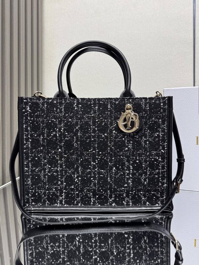 正品级 ,高版本 粗花黑布拼皮 中号 Dior Book Tote 购物袋 这款Book Tote手袋灵感来自女装创意总监玛丽亚 嘉茜娅 蔻丽 Maria Gr 正品级 ,高版本 粗花黑布拼皮 中号 Dior Book Tote 购物袋 这款Book Tote手袋灵感来自女装创意总监玛丽亚 嘉茜娅 蔻丽 Maria Gr