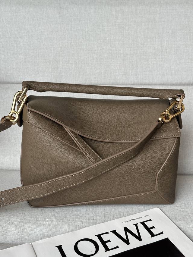 原厂皮 手袋 小号24Cm 灰褐色 最新版本肩带可调节 Lo*We推出的首次亮相手提包*长方体形状和精确的切割技术创造了 Puzzle 独特的几何线条*这个迷你